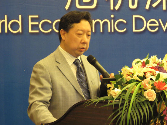 由复旦大学主办、韩国高等教育财团赞助的“上海论坛”2012年5月26日-28日在上海召开。图为yl6809永利教授张礼卿演讲。